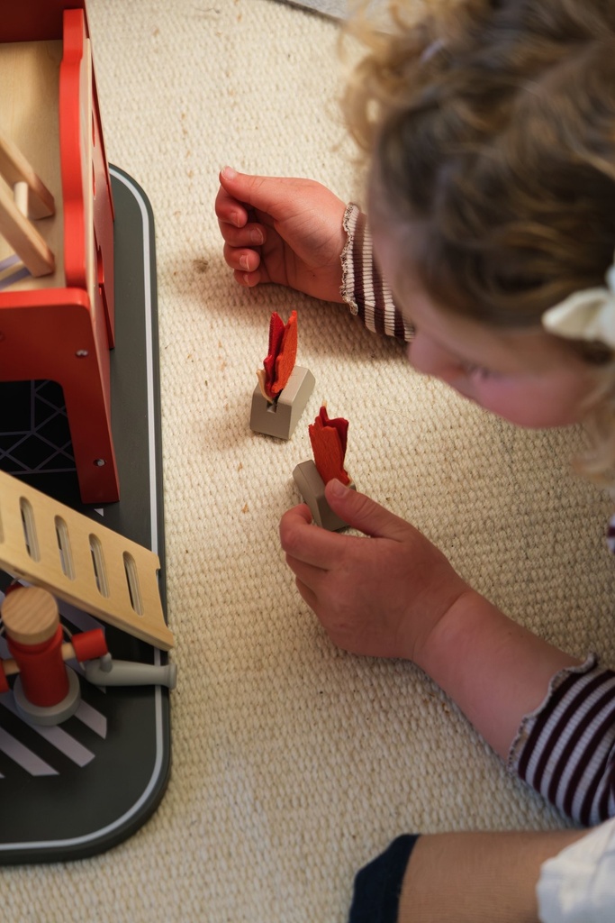 511189, Egmont Toys, Μεγάλος Πυροσβεστικός Σταθμός με Αξεσουάρ και Μικρό Φιλαράκι - Image 3