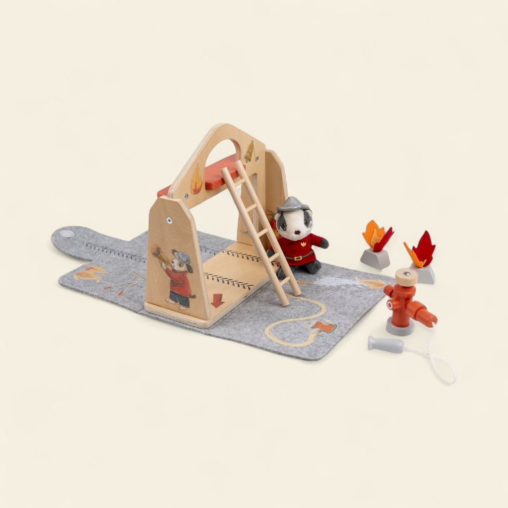 710005, Egmont Toys, Πυροσβεστικός Σταθμός από Τσόχα με Μικρό Φιλαράκι - Image 5