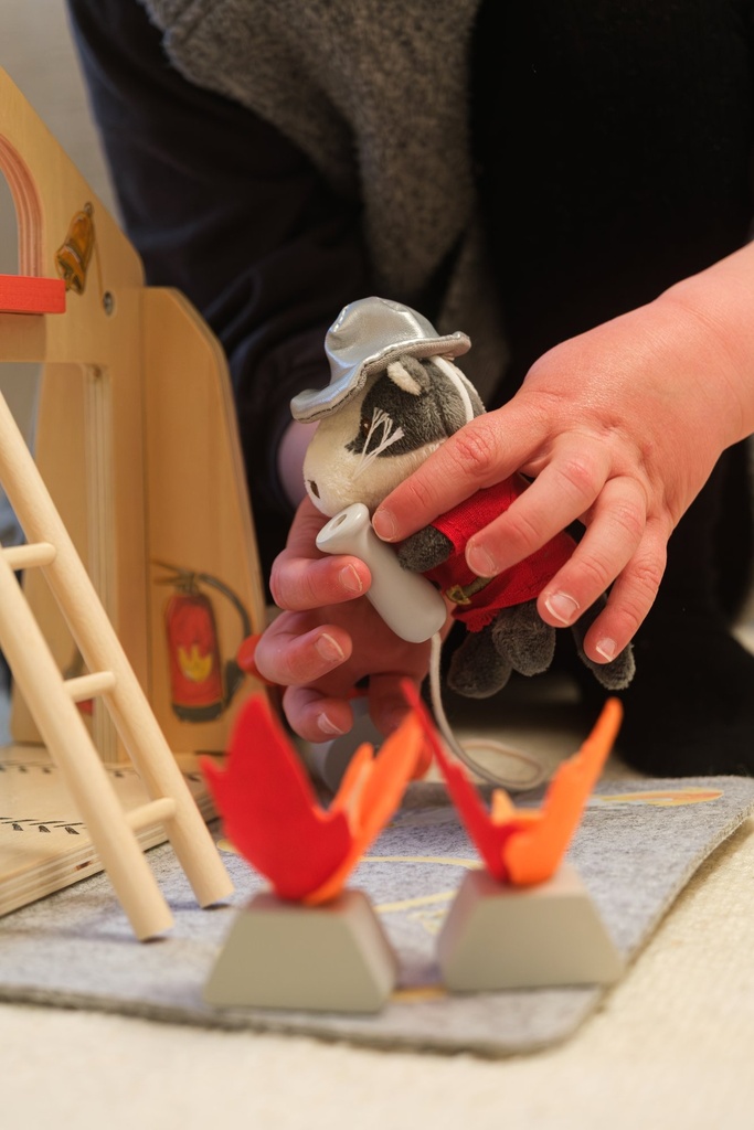 710005, Egmont Toys, Πυροσβεστικός Σταθμός από Τσόχα με Μικρό Φιλαράκι - Image 3
