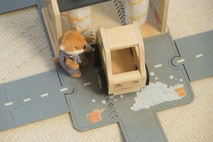 710006, Egmont Toys, Σπιτάκι από Τσόχα Πλυντήριο Αυτοκινήτων με Μικρό Φιλαράκι - Image 3