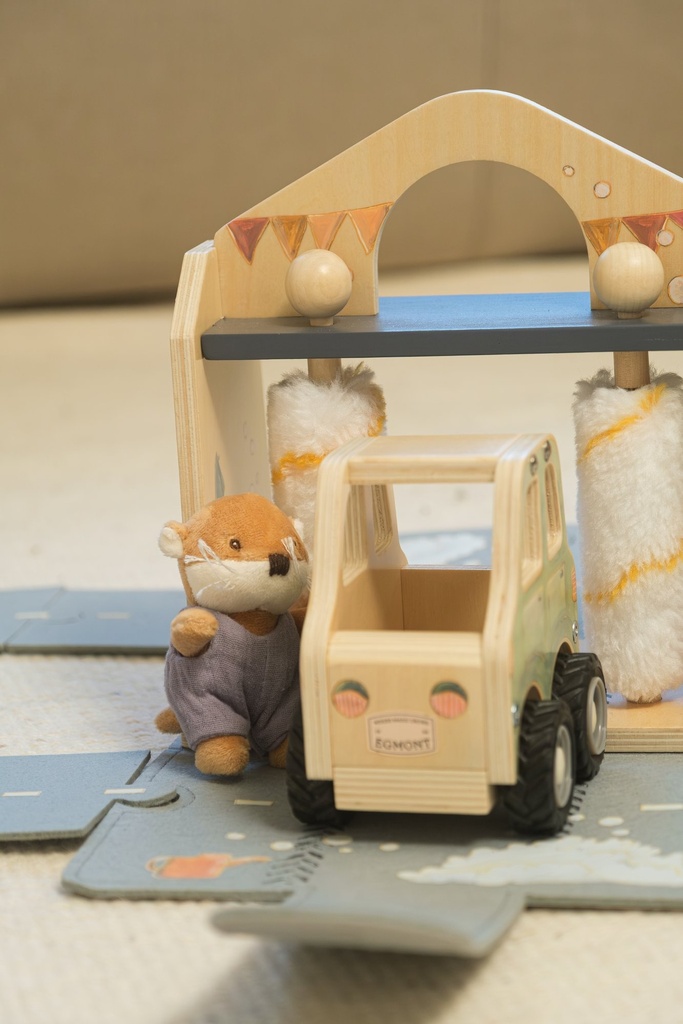 710006, Egmont Toys, Σπιτάκι από Τσόχα Πλυντήριο Αυτοκινήτων με Μικρό Φιλαράκι - Image 2
